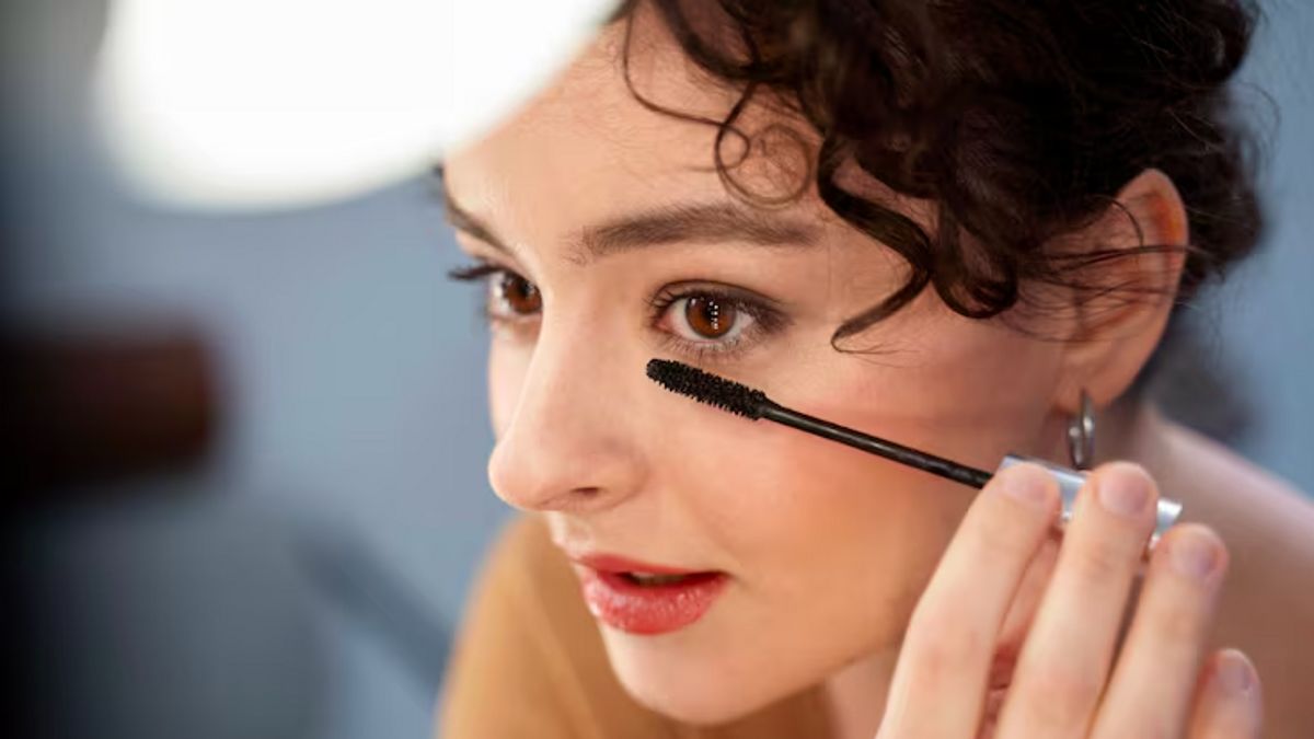 Le mascara laissé toute la nuit peut gratter la cornée des yeux