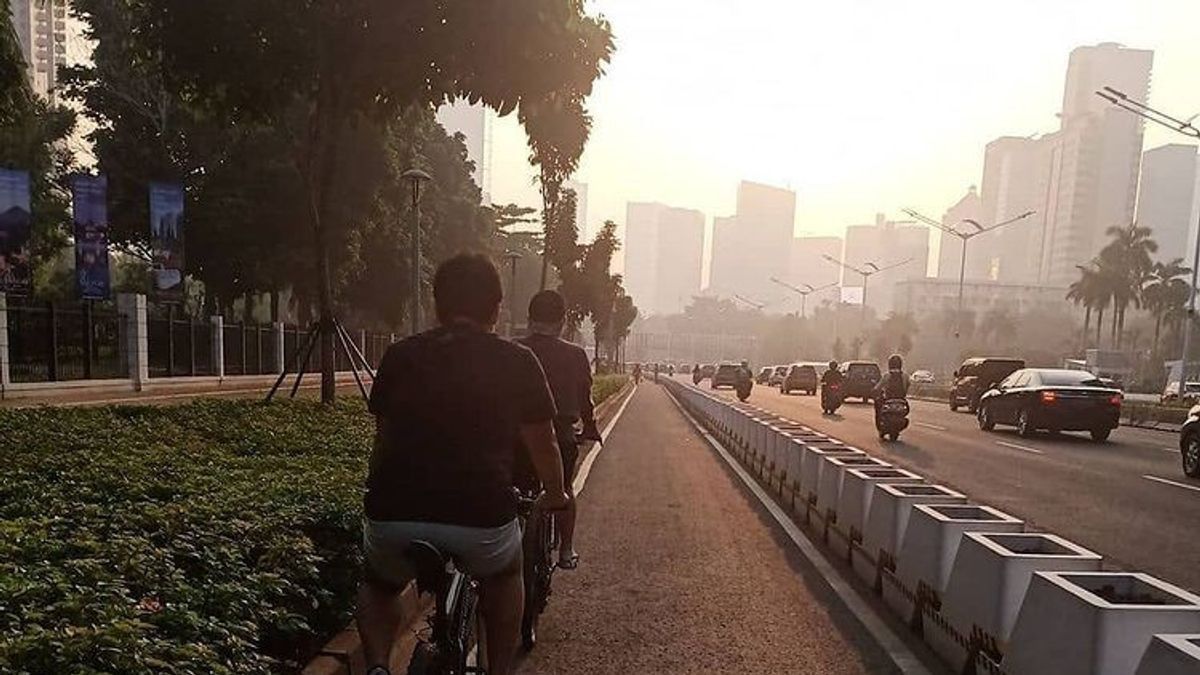 骑自行车的人被禁止穿越雅加达的奇偶区，自行车到工作对象