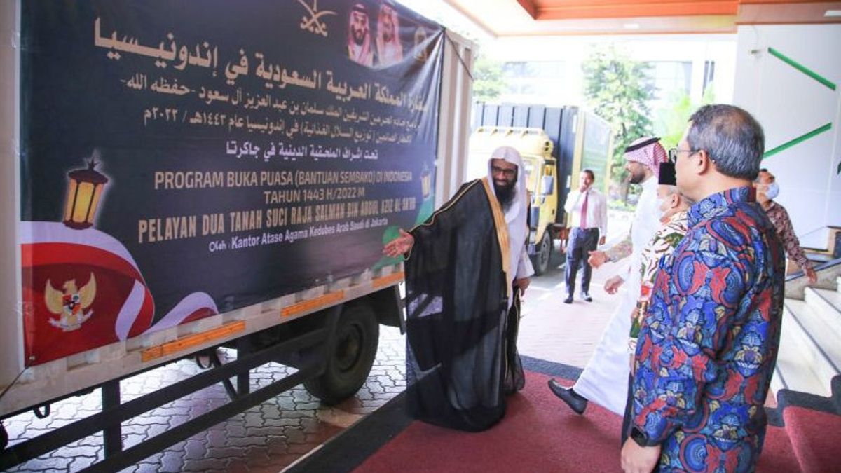Ministry Of Religion Receives Assistance With 1 Ton Dates And 3 Thousand Qurans From King Salman
