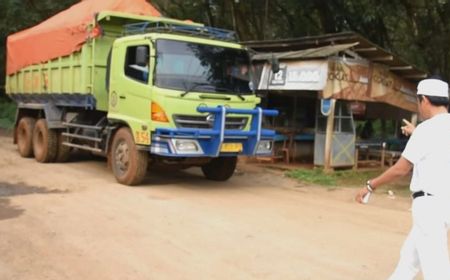 Lihat Ceceran Tanah dari Truk Kotori Jalan Provinsi Subang, Dedi Mulyadi Semprot Sopir Truk Langsung Telepon Manajer Perkebunan