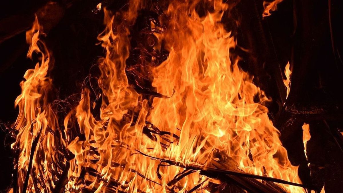ワラカ・ジャクットで一人の男が火災で火傷を負う