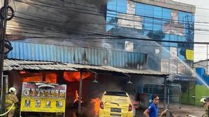 Saat Libur Natal, 50 Petugas Berjibaku Padamkan Kebakaran yang Melanda Bengkel di Kramat Jati