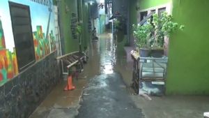 Banjir Seleher Orang Dewasa di Kelurahan Kampung Melayu Sudah Mulai Surut