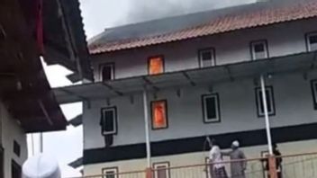 伝えられるところでは短絡、シアンジュルのイスラム寄宿学校が火災に巻き込まれた