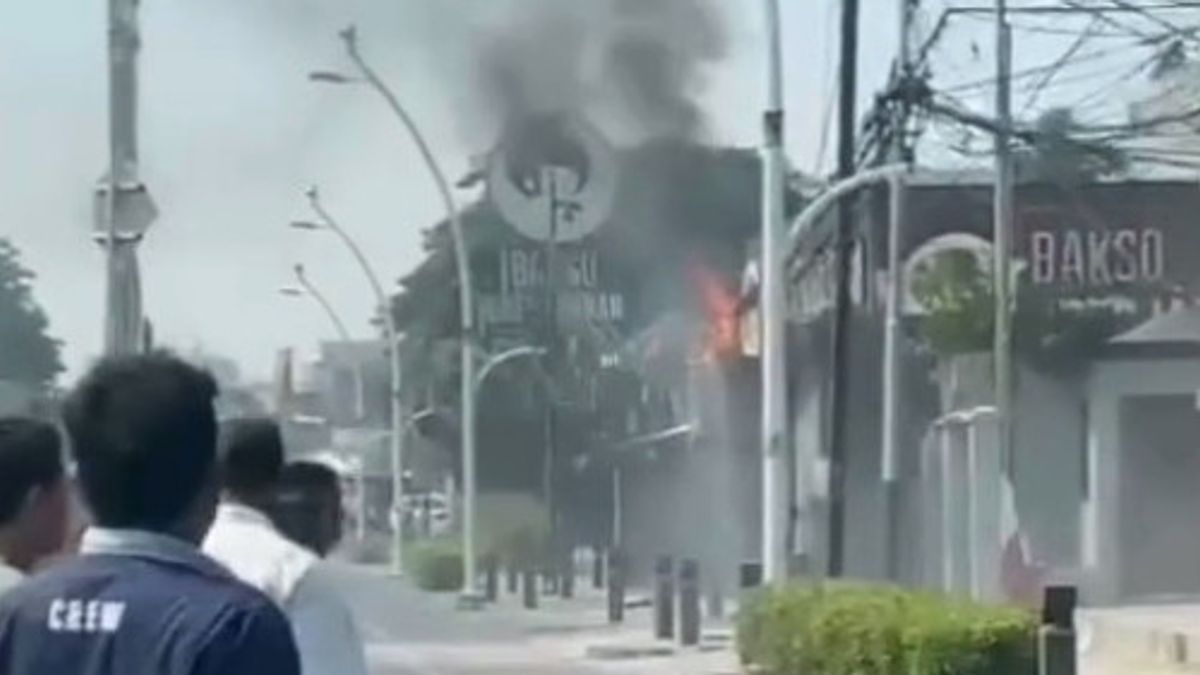 Cable d’air Semrawut près de restaurant Bakso Boedjangan Menteng a pris feu, résidents paniqués