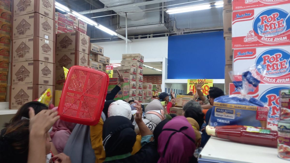'This Is All Greedy, I Didn't Get Any,' Dian Was Annoyed When She Queued For Cooking Oil At The Pondok Aren Supermarket