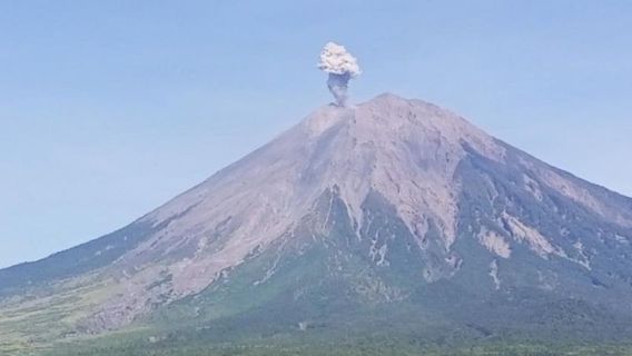 Mont Semeru est de retour en éruption, éclaboussure d’une amidée volcanique à 800 mètres du sommet