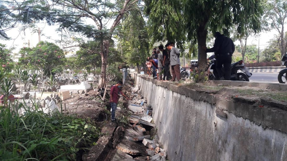 Hanging Out At The Cemetery, The Man In Deli Serdang Was Killed By A Collapsed Wall