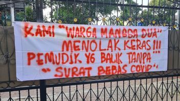 Les Résidents De Sawah Besar Mettre Bannière Qui Dit Qu’ils Rejettent Les Voyageurs De Rentrer à La Maison Sans COVID-19 Test   