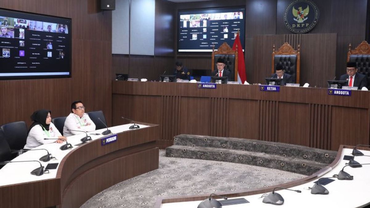 DKPP تطرد عضوا في Bawaslu Ternate ثبت أنه تلقى أموالا من Caleg