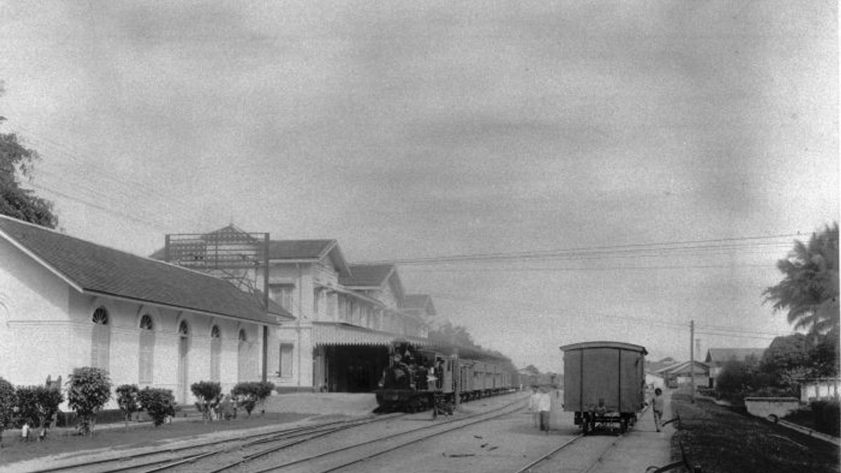 荷兰在当今历史上启用的茂物-苏加武眉铁路，1882 年 3 月 21 日