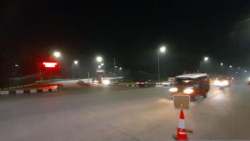 Sumedang Police Personnel Standby At Night Anticipating A Rise Of Homecomers At Toll Exit