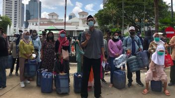 صعوبة في الحصول على المياه النظيفة، سكان موارا أنغكي يجلبون جيريكين الفارغ إلى مكتب أنيز