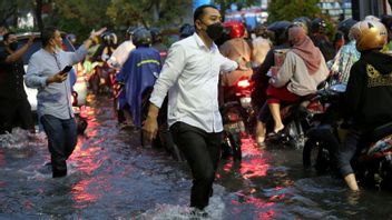 La Mairesse Eri Cahyadi S’excuse Pour Les Flaques D’eau à Surabaya, Les Résidents-législateurs Louent: Si Dieu Le Veut, Monsieur