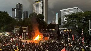 Massa di Depan Polda Metro Bakar Halte Transjakarta Semanggi