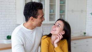 Saat Stres dan Hidup Terasa Berat, Beginilah Cara Pasangan Bahagia Bertahan