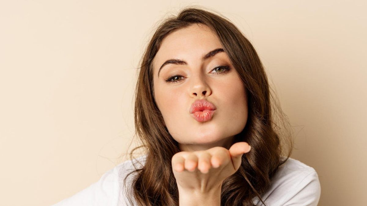 7 Cara Memerahkan Bibir Secara Alami agar Tampak Merona Tanpa Makeup