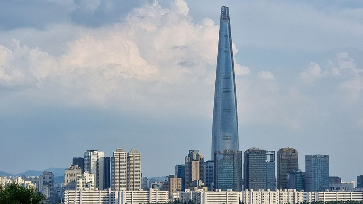 Desperate To Climb The Fifth Highest Building In The World With Empty Hands, This British Man Was Secured By Seoul Police