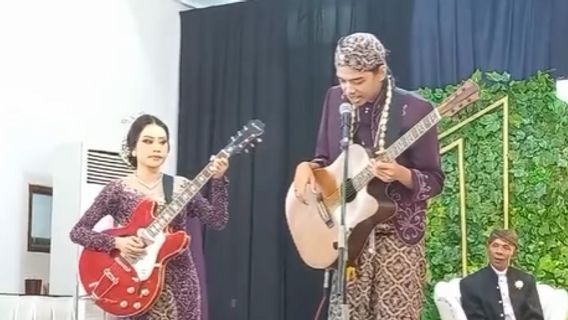 Viral Sepasang Pengantin Hibur Tamu Nyanyikan Lagu <i>Sunshine</i>, The Panturas: Malaikat Cemburu