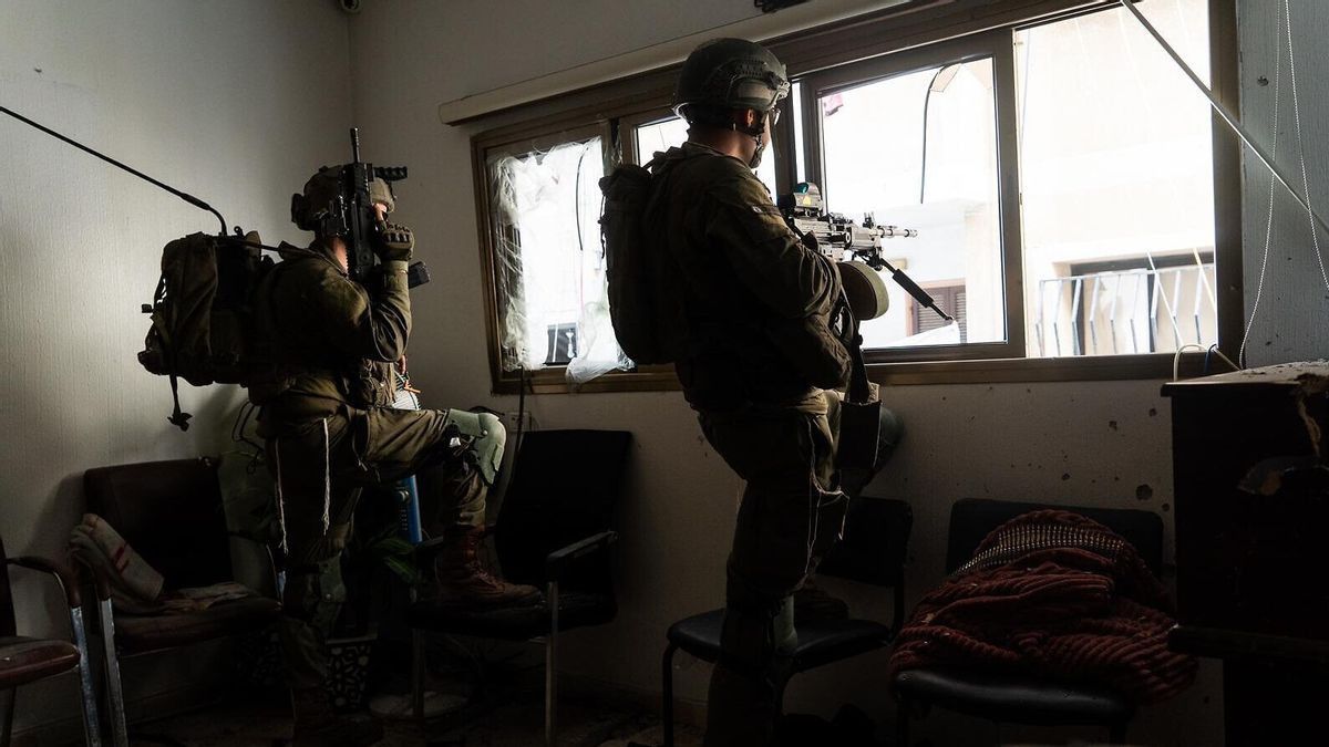 Disaksikan IDF, Pemukim Ilegal Israel Bersenjata Rusak Rumah dan Usir Petani Palestina di Tepi Barat