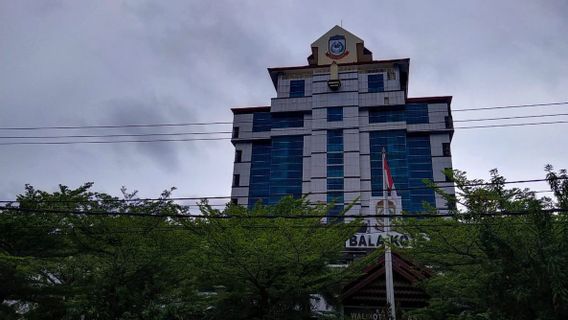 Makassar Hôtel De Ville Est Bercé Par Les Travailleurs De Divertissement De Nuit à Danser à Chika, Mais ...