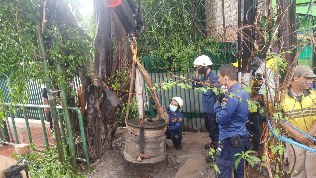 17th Century Historic Objects Found Under The Sidewalk TB Simatupang