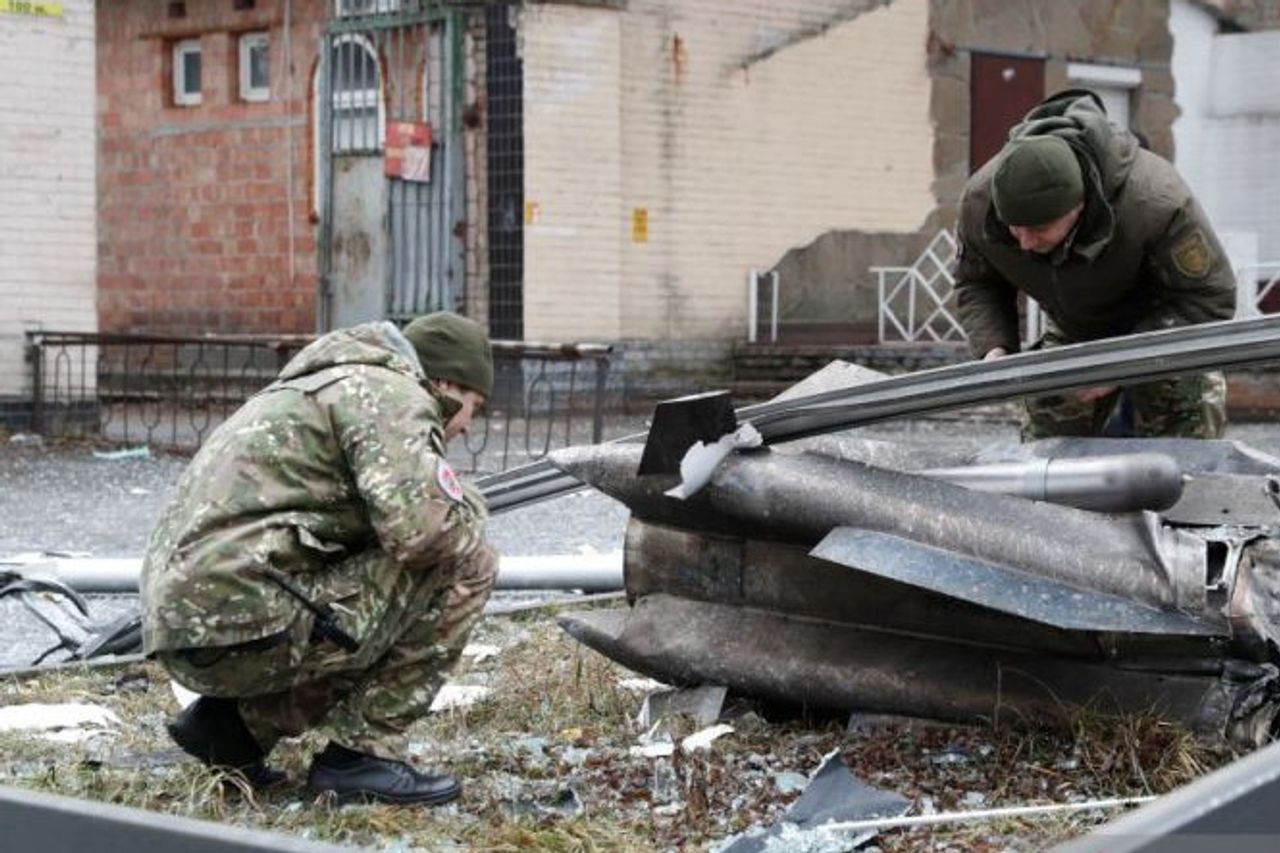 Ataques Con Misiles Y Artillería Llueven Sobre Kiev Y Más Allá, Ucrania  Prepara Diplomacia Con Rusia