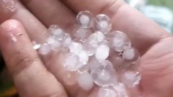 Hailed In 2 Subdistricts In Cianjur, Residents Panic Heard Rumbling Sounds On The Roofs Of Houses