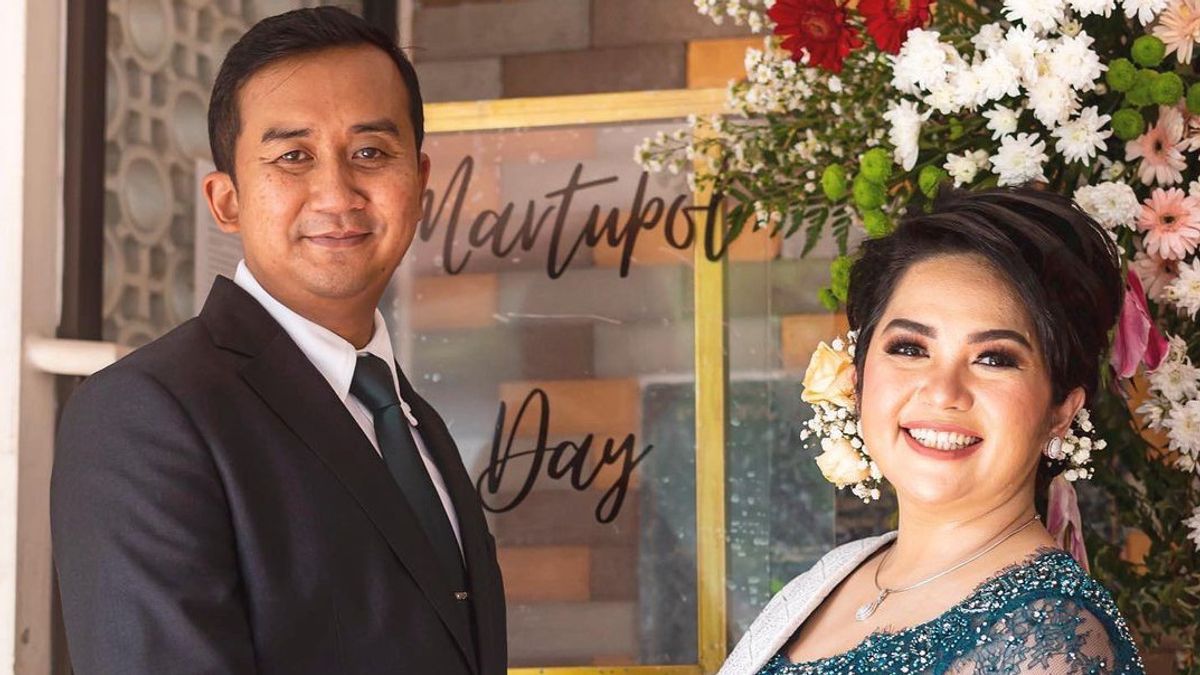 Upload Wedding Photo With TNI Colonel Cahyo Permono, Joy Tobing: Our ...