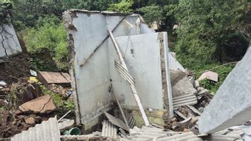 폭우로 토질 변형, 수메단 토모 3채 집 파괴
