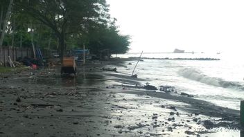 Rob Flood à Cacalan Banyuwangi Beach, BMKG Demande Une Alerte De Vague élevée