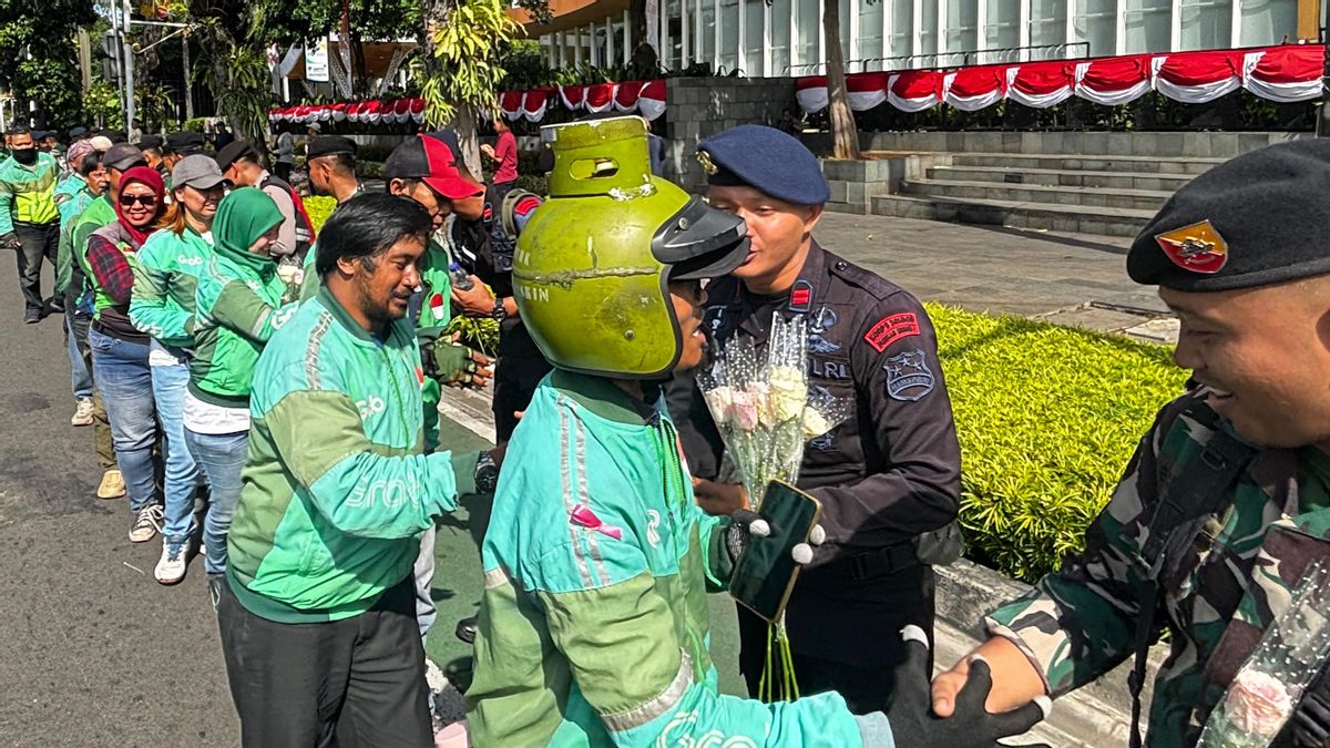 Aksi Damai Ojol Saling Bersalaman dan Beri Semangat untuk Aparat di Kawasan Monas