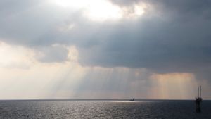 Presiden Trump Sebut Iran Ingin Selat Hormuz Tetap Terbuka di Tengah Krisis Keuangan