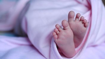 An Indirect Year-exchanged Baby Was Handed Over To An Original Parent, Agreed A One Month Transition Period