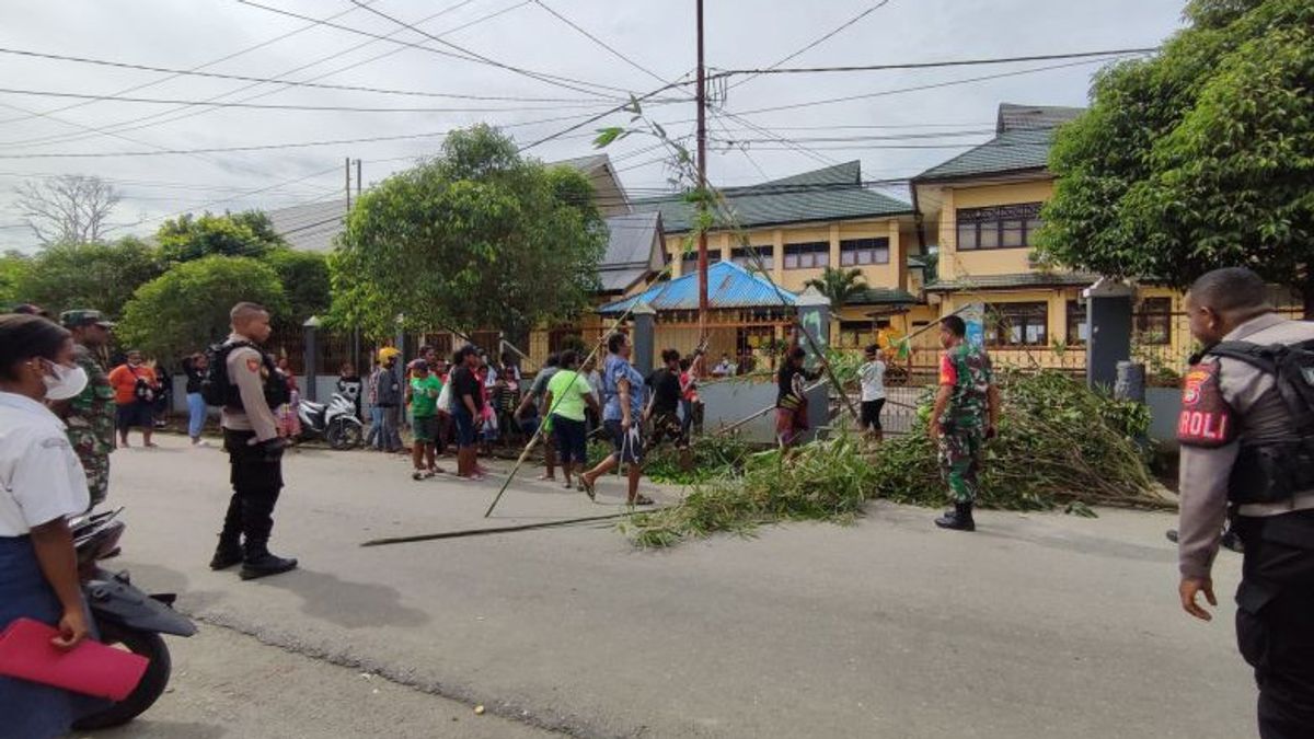 Children Not Passing PPDB, Residents Of Blockade Gate Of SMA Negeri 2 Manokwari School