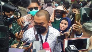 Pakar Komunikasi Ade Armando Singgung Perilaku Seksual Kuasa Hukum Munarman, Aziz Yanuar