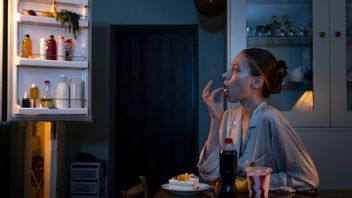 متكرر الاستيقاظ في منتصف الليل بسبب الجوع؟ هذه هي 6 أسباب