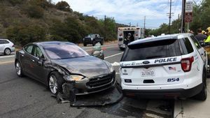 Keasyikan Nonton Film, Mode <i>Autopilot</i> Tesla Seruduk Mobil Polisi