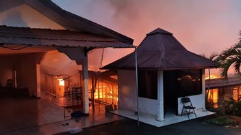 突发新闻！巴布亚警察局长的官邸在 04.45 WIT 起火时发生爆炸