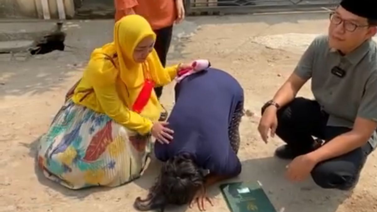 Ibu Pedagang Es Tebu yang Viral Diberi Rp500 Ribu oleh Mat Peci Dapat Donasi Netizen, Dibelikan Rumah di Cikampek