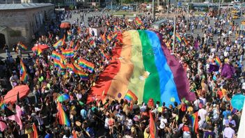 Amid The Massacre Of Rafah Refugees, 10 Thousand Israelis Hold LGBT Parade In Jerusalem