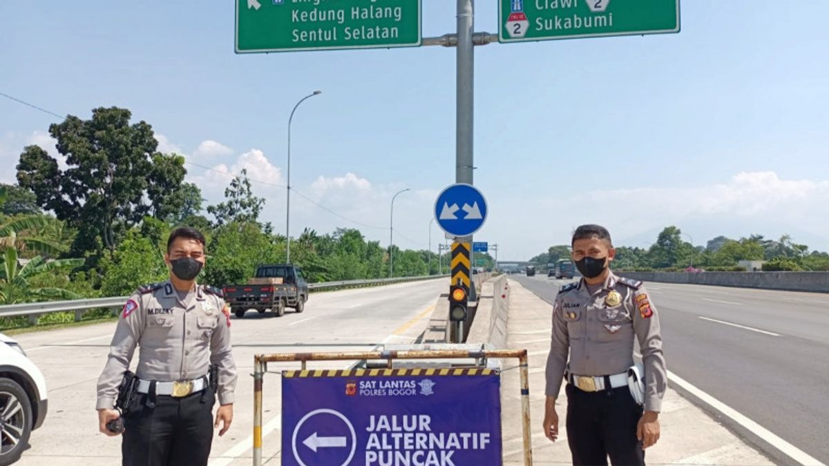 Bogor Police Start Diverting Vehicles To Two Alternative Peak Routes