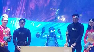 Bendera Merah Putih Raksasa Dibentangkan di Jakarta Aquarium
