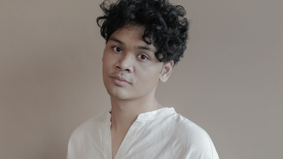 Mikha Angelo Lepas Lagu <i>Middle Ground</i> untuk Sambut Album Perdana