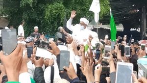 Demi Merekam Momen Kepulangan Rizieq Shihab di Petamburan, Massa Naik Pagar Rumah