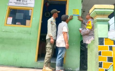 Petugas Gabungan Datangi Rumah Warga Tambora Jakbar Pasang Stiker Cegah Kebakaran