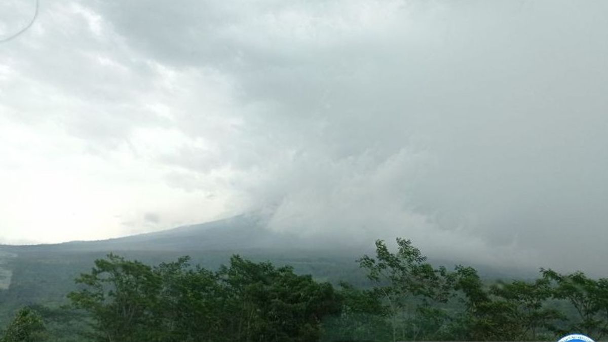 جبل سيميرو يثور مرة أخرى ويطلق السحب الساخنة