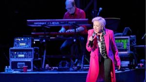 Withdrawing From The Show, Cyndi Lauper Holds Separation Tour