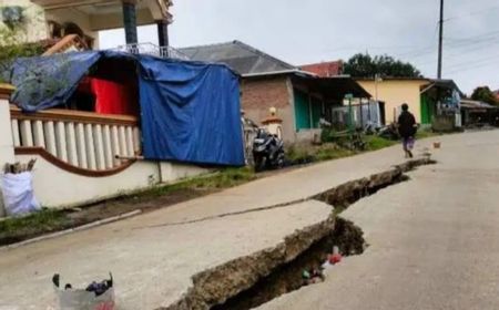 Pergerakan Tanah di Bojongmangu Bekasi Picu Jalan Raya Ambles 50 Cm