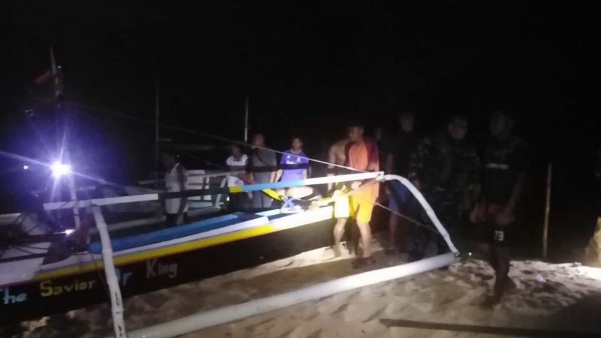 La Marine évacue Neuf Passagers D’un Bateau Heurté Par De Hautes Vagues Dans Les Eaux De Sangihe